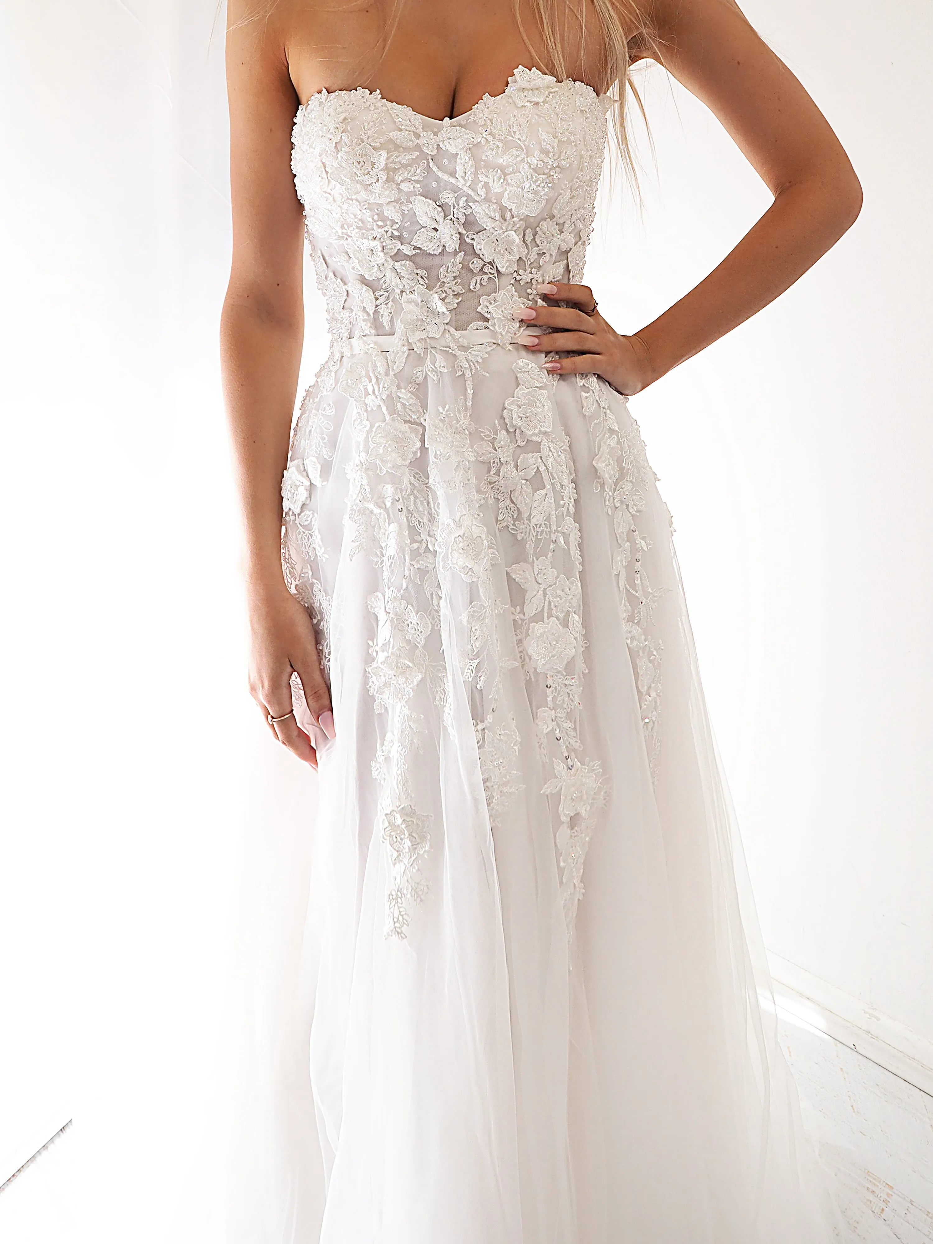 White 3D lace strapless dress